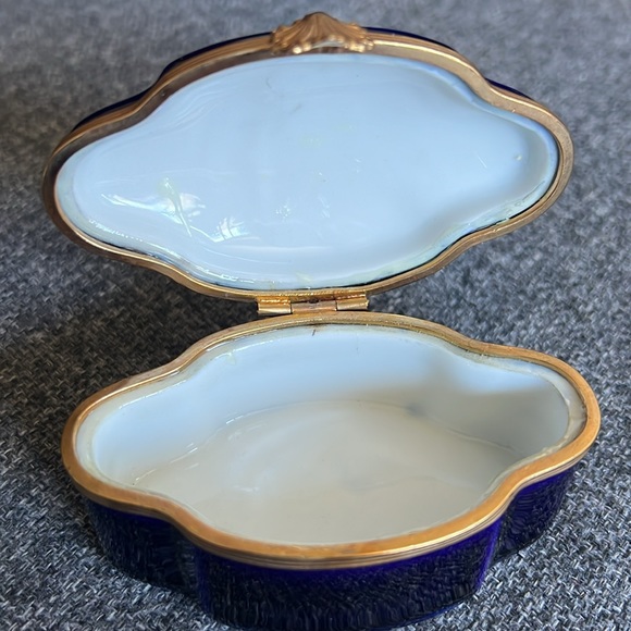 Limoges France Porcelain Decoree, small jewelry trinket box - Picture 4 of 4